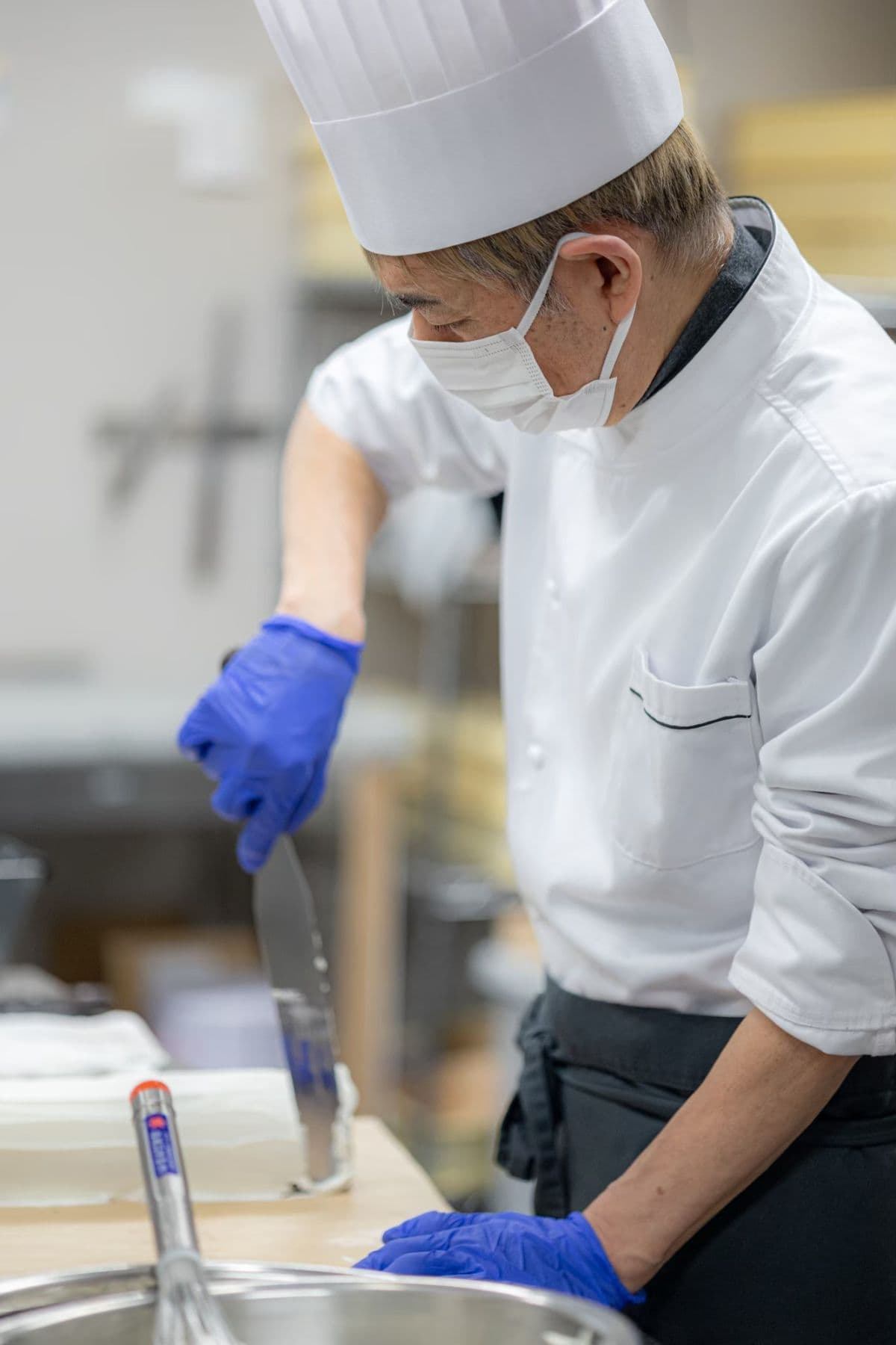 ケーキを仕上げるNORUMANの職人